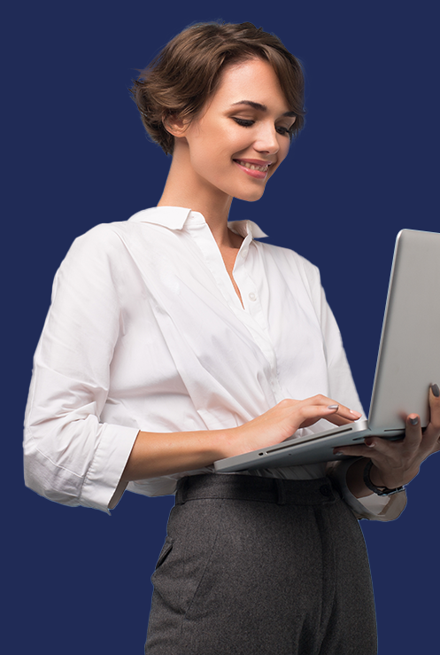 Homem em um fundo azul com um computador na mão e sorrindo para a tela